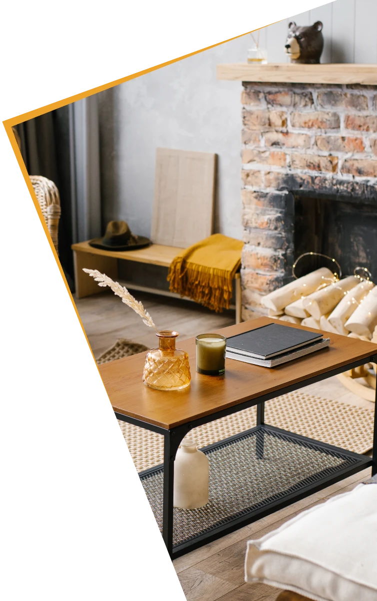 Nowoczesny salon z kominkiem, stolik kawowy na drewnianych panelach i dekoracjami – aranżacja wnętrz