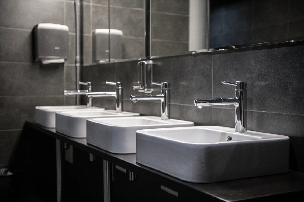 Cztery prostokątne ceramiczne umywalki z chromowanymi bateriami – Armatura