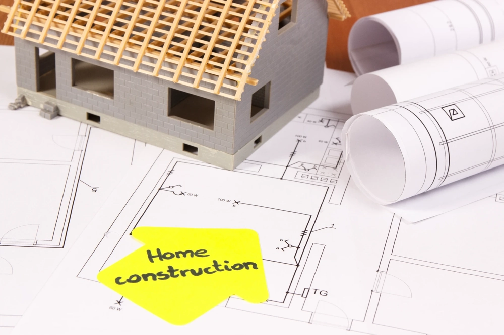 Model domu z konstrukcją dachu na planach architektonicznych – usługa wykonawcy generalnego